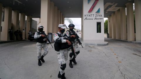 Tres miembros de la Guardia Nacional vigilan la entrada del hotel Wyatt Ziva Riviera una hora después de la reyerta.