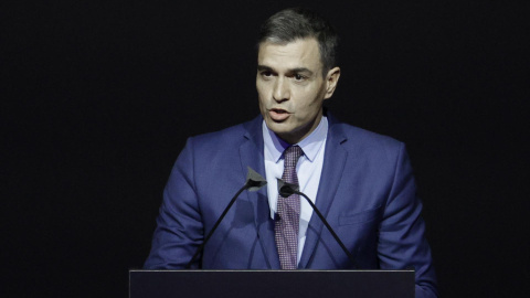 El presidente del Gobierno, Pedro Sánchez, durante su intervención este domingo en la cena oficial de inauguración del Mobile World Congress (MWC) que se celebra en Barcelona.