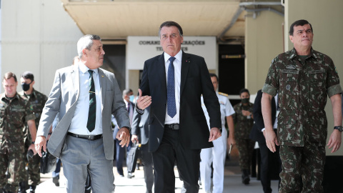 Imagen de archivo del presidente de Brasil, Jair Bolsonaro, acompañado de varios cargos militares. - Presidencia