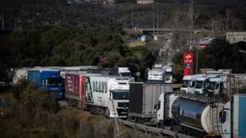 Los agricultores inician el bloqueo a París mientras el presidente Macron culpa a España e Italia de "competencia desleal"