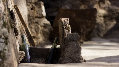 Dos botellas encontradas durante las excavaciones.