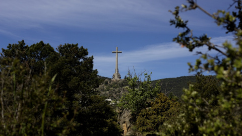 Vista de la cruz del Valle de los Caídos desde donde se ubicaban los barracones de los trabajadores de Banús.