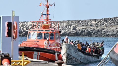 Salvamento Marítimo acompaña hasta el puerto de La Restinga, en El Hierro, a un cayuco con 162 personas de origen.