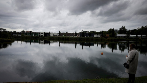 22/05/2021. Vista del lugar donde Los servicios de emergencia han rescatado en aguas del río Bidasoa el cuerpo sin vida de la persona migrante, en Irún (Gipuzkoa). - EFE