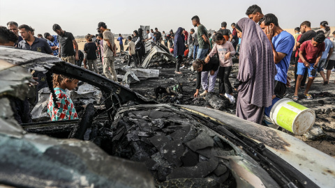 Palestinos inspeccionan las ruinas tras un bombardeo israelí en Rafah, en la Franja de Gaza.