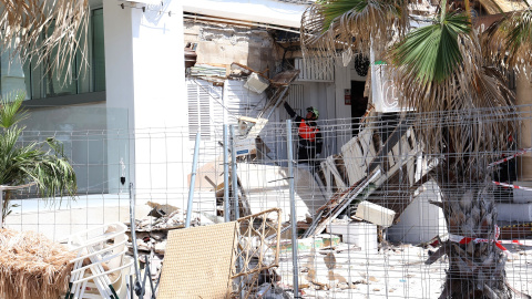 Miembros del equipo de emergencias retiran los escombros del derrumbe de la terraza de un restaurante en Palma de Mallorca.