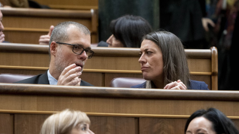 La portavoz de Junts en el Congreso, Miriam Nogueras, y el diputado de Junts Josep Maria Cruset durante una sesión plenaria, en el Congreso de los Diputados, a 30 de enero de 2024, en Madrid (España).