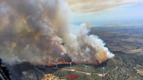 Les flames, a punt d'afectar els aerogeneradors de la central eòlica del coll de l'Alba de Tortosa