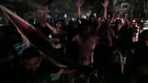 Miles de palestinos celebran en las calles la entrada en vigor del alto el fuego en Gaza