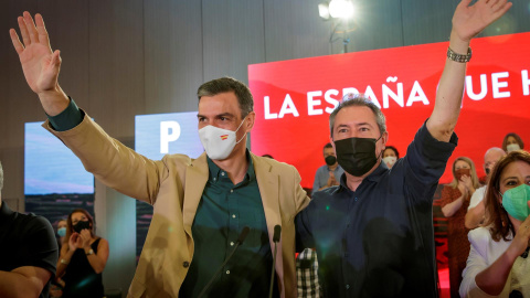 El presidente del Gobierno y secretario general del PSOE, Pedro Sánchez, junto al candidato socialista a la Junta, precandidato a la Secretaría General del PSOE-A y alcalde de Sevilla, Juan Espadas.