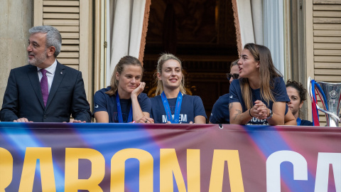 Las jugadoras del FC Barcelona femenino saludan a la afición tras ganar la Champions League, en el Palau de la Generalitat, a 26 de mayo de 2024, en Barcelona, Catalunya (España).