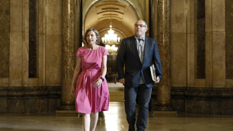 La presidenta del Parlament, Carme Forcadell, acompañada por el vicepresidente primero de la Mesa, Lluis Guinó, tras la reunión de la Mesa de la cámara autonómica. EFE/Andreu Dalmau