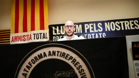 2022 - L'activista Adrián Sas intervé en un acte de suport.