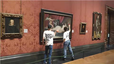 Dos manifestantes de Just Stop Oil rompen un cuadro en la National Portrait Gallery de Londres.Just Stop Oil / PA Media / Europa Press