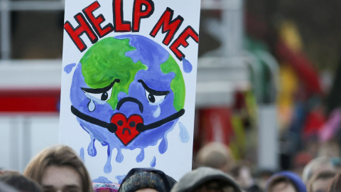 Una pancarta de la Tierra pidiendo ayuda en una manifestación contra la crisis climática en la semana de la Cumbre del Clima de Glasgow (COP26).