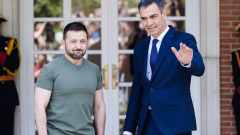 El presidente de Ucrania, Volodimir Zelenski (i), es recibido por el presidente del Gobierno, Pedro Sánchez (d), a su llegada a un encuentro en el Palacio de La Moncloa, a 27 de mayo de 2024