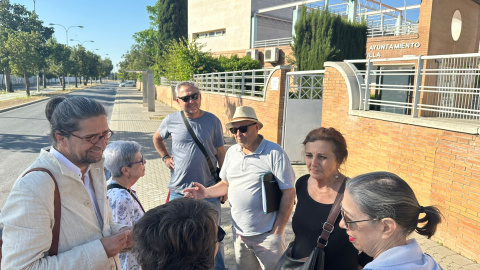 El diputado de Sumar Francisco Sierra en un encuentro vecinal, hace dos semanas.