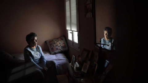 Fotografía de Maricarmen, de 84 años, en su piso en el barrio de Ibiza, Madrid.