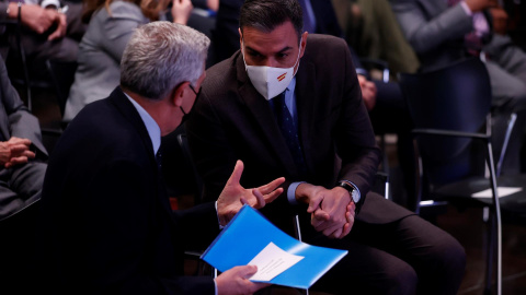 08/11/2021. El presidente del Gobierno, Pedro Sánchez conversa con el Alto Comisionado de las Naciones Unidas para los Refugiados, Filippo Grandi