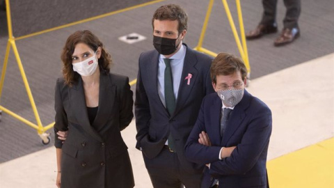 (I-D) La presidenta de la Comunidad de Madrid, Isabel Díaz Ayuso; el presidente del PP, Pablo Casado y el alcalde de Madrid, José Luis Martínez-Almeida.