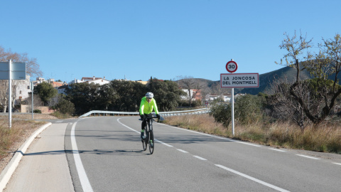 22-1-2024 Un ciclista pedala pels afores del municipi de la Joncosa del Montmell