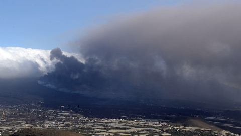 La erupción de La Palma cumplía este domingo 50 días desde su comienzo. En la imagen, el volcán desde el puerto de Tazacorte.