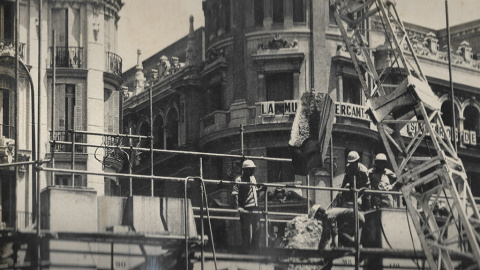 Operarios desmontanto el Templete de Palacios a la entrada de la Gran Vía madrileña, a comienzos de los años setenta.