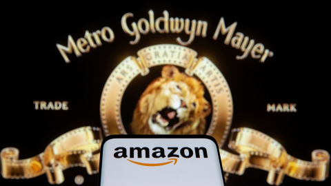 Un smartphone con el logo de Amazon en su pantalla junto al emplema de los estudios MGM. REUTERS/Dado Ruvic/Illustration