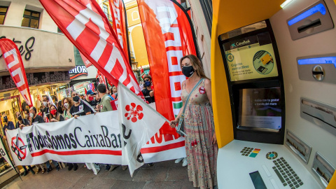 Manifestación en Sevilla para rechazar el ERE que pretende imponer la dirección de CaixaBank.