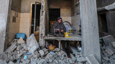 Una mujer palestino prepara algo de café entre los escombros de la cocina de su casa destrozada por los bombardeos de Israel.