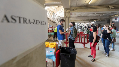 Un enfermero pone la segunda dosis de la vacuna AstraZéneca contra la covid-19 a un hombre este martes en el estadio murciano de Nueva Condomina.