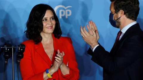 La presidenta de la Comunidad de Madrid y candidata por el Partido Popular a la reelección, Isabel Díaz Ayuso, acompañada por el presidente del partido Pablo Casado, en el balcón de la sede del partido en la calle Génova, hoy martes al conocer los re