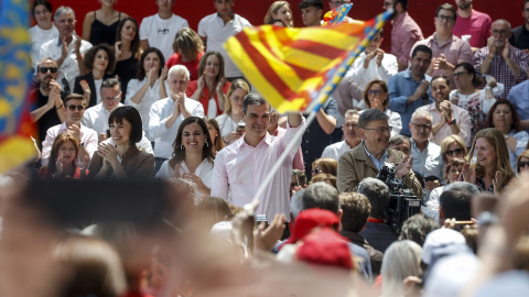 La ministra Diana Morant, junto al secretario general del PSOE y presidente del Gobierno, Pedro Sánchez, y otros dirigentes del PSPV en un acto celebrado en mayo del pasado año en València.