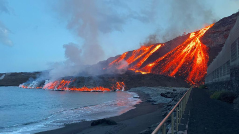 La colada de lava formando una nueva fajana.