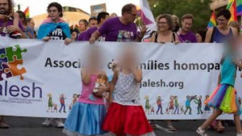 El acoso escolar, la expulsión del hogar y la discriminación laboral empobrecen a las familias LGTBI+: ingresan un 20% menos