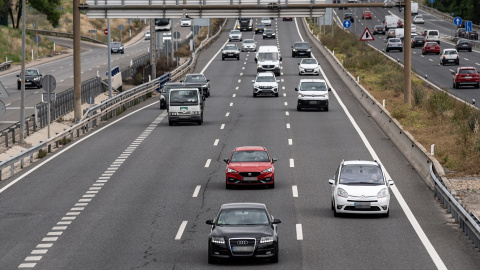 Varios coches durante la operación salida por el puente de mayo, en la A3, a 30 de abril de 2024, en Madrid.