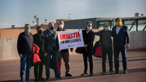 Los presos del procés sostienen una pancarta donde se lee "Amnistía. Hagámonos libres" a su salida de la cárcel de Lledoners, Barcelona.