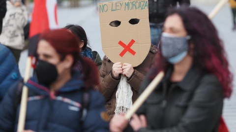 19/02/2021.- Imagen de archivo de una persona con una careta donde se lee 'No Ley Mordaza' durante una manifestación contra el encarcelamiento de Pablo Hasel en Valladolid. Claudia Alba/Europa Press