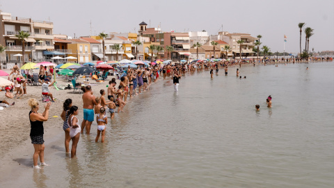 22/1/24 - Una hilera de personas participa en una cadena humana por la recuperación del Mar Menor, en la Playa en Los Alcázares, a 13 de agosto de 2022, en Los Alcázares, Murcia (España).