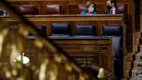 El líder del Partido Popular, Pablo Casado (d) y su portavoz parlamentaria, Cuca Gamarra (i) en el Congreso este miércoles.