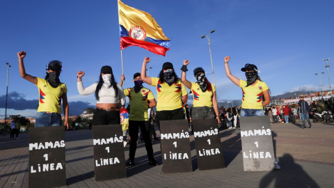 Un grupo de las llamadas 'Madres de Primera Línea' durante una de las protestas contra el presidente colombiano Iván Duque, en Bogota (Colombia). REUTERS/Luisa Gonzalez