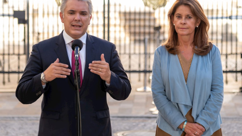 El presidente de Colombia, Ivan Duque, con la vicepresidenta Marta Lucia Ramirez, que ocupa también la cartera de Exteriores, tras la reciente dimisión de la anterior canciller Claudia Blum, en medio de la crisis por las protestas sociales.. EFE/EPA/Pre