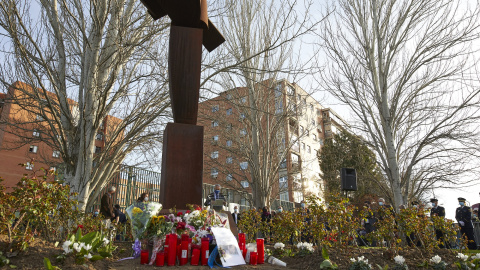 La escultura 'Ilusión truncada' durante uno de los actos 11M organizado por la Asociación 11M Afectados del Terrorismo, en la estación de tren de Santa Eugenia.