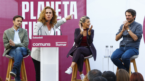 La candidata a las europeas Estrella Galan (2i) en el acto central de Comuns Sumar en Sabadell junto con la vicepresidenta del Gobierno Yolanda Díaz (2d), el ministro de Cultura Ernest Urtasun (d) y el también candidato Jaume Asensi (i).