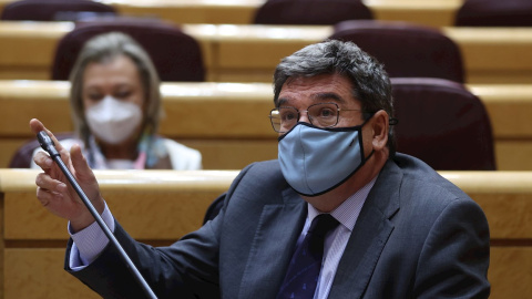 El ministro de Inclusión, Seguridad Social y Migraciones, José Luis Escrivá, interviene durante la sesión de control al Gobierno en el pleno del Senado. EFE/ Kiko Huesca