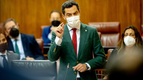 El presidente de la Junta, Juanma Moreno, en el parlamento andaluz. Imagen de archivo.