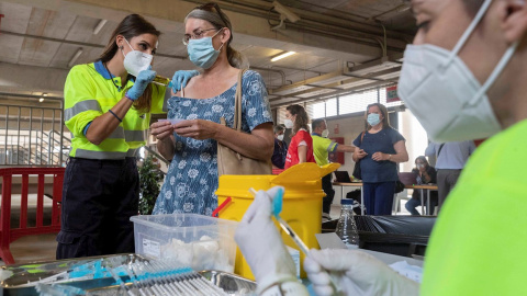 Una enfermera pone la vacuna de Pfizer a una mujer en el estadio Nueva Condomina de Murcia.