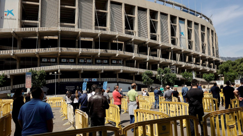 Fila de gente esperando fuera del Camp Nou a recibir la vacuna contra la covid.