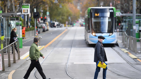 Varias personas con mascarilla en las calles de la ciudad de Melbourne.