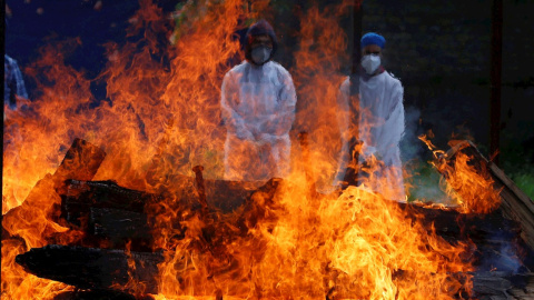 Familiares y voluntarios dan el último adiós a las víctimas del coronavirus, en el crematorio de Srinagar.